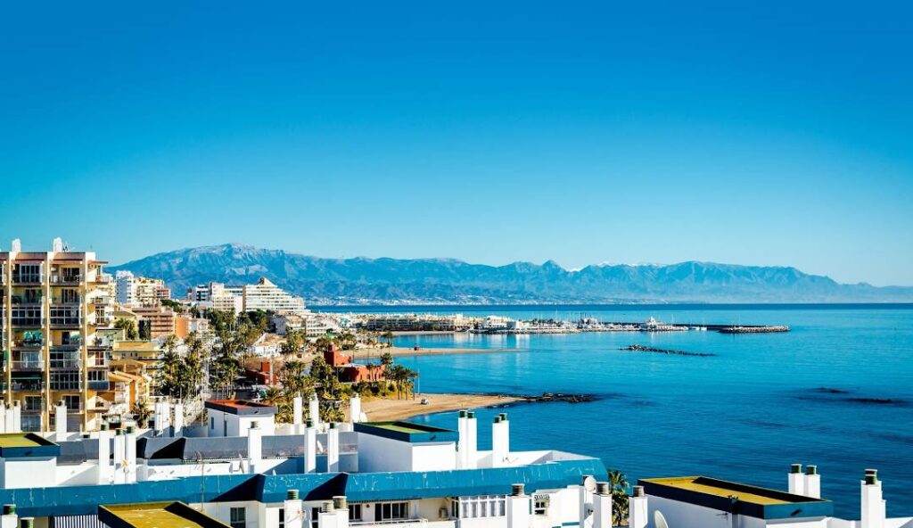 benalmadena plaża góry widoki miasto